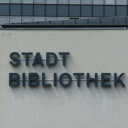 Schriftzug am Gebäude der Stadtbibliothek in Lebenstedt
