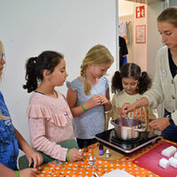 Unter Anleitung von Organisatorin Dania Sarah Mrozek stellen die Kinder selbst Seife her.