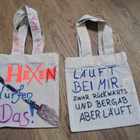 Die Kinder beschriften die kleinen Beutel individuell.