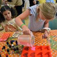 Noch ist die Seife flüssig und kann in die Formen gegossen werden.