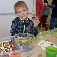 Der siebenjährige David hat einen Hasen gebastelt.