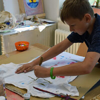 Das T-Shirt nach eigenen Vorstellungen bemalen.