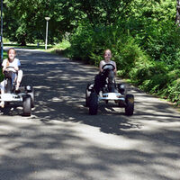 Emilia und Lea (rechts) haben Spaß im angrenzenden Stadtpark.