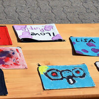 Batiken macht Spaß: Die Kinder haben fantasievolle kleine Taschen erstellt.