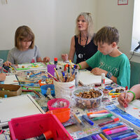 Keilrahmen mit Naturmaterialien selbst machen: Die Kinder sind kreativ und konzentriert.