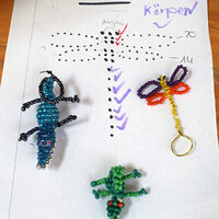 Keine Angst vor diesen Krokodilen: Aus Perlen werden kleine Anhänger erstellt.