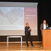 Stadtbaurat Michael Tacke und Lisa Nieße vom Planungsbüro plan zwei stellen die Abläufe des Abends vor.