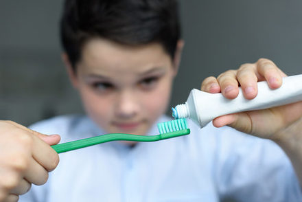 Bild eines Kindes beim Zähneputzen