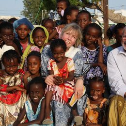 Rüdiger Nehberg und seine Frau Annette Nehberg-Weber beim Besuch einer ihrer vielen Projekte für die Mädchen Afrikas, für ein Ende der weiblichen Genitalverstümmelung.