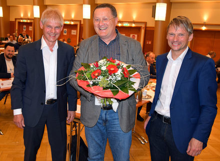 Oberbürgermeister Frank Klingebiel (links) und Erster Bürgermeister Stefan Klein (rechts) gratulierten Michael Letter (Mitte)