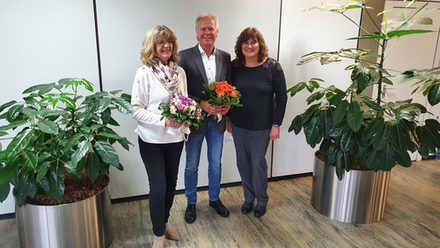 Die Geschäftsführerin der Bäder, Sport und Freizeit Salzgitter GmbH, Annette Schudrowitz (rechts), gratuliert dem  neuen Vorsitzenden des Aufsichtsrates der Gesellschaft, Clemens Löcke, sowie der stellvertretenden  Vorsitzenden Doris Holletzek zu ihrer Wahl.