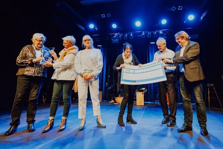 Oberbürgermeister Frank Klingebiel und Stadtrat Dr. Dirk Härdrich übergaben den "goldenen Vier" den Preis.
