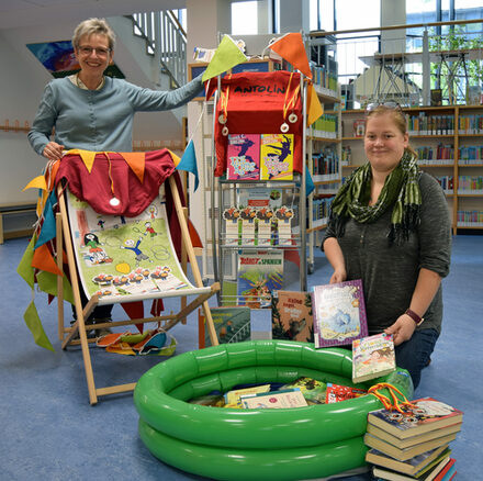 Sylvia Fiedler (links) und Jessika Färber-Stecher  (rechts) von der Stadtbibliothek laden zur Teilnahme beim Antolin-Wettbewerb ein.
