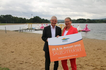 Nicole Mölling, Leiterin der Direktion Salzgitter der Volksbank BraWo, und Frank Klingebiel, Oberbürgermeister der Stadt Salzgitter, stellten am 31. Juli das Programm des BRAWO Seefestival am Salzgittersee vor.