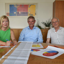 Bild von Oberbürgermeister Frank Klingebiel zusammen mit den beiden Geschäftsführern