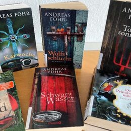 Wer mehr Krimis von Andreas Föhr lesen möchte, findet in der Stadtbibliothek Salzgitter zahlreiche Titel.