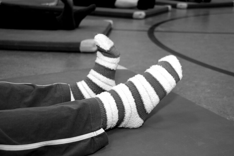 Dicke Socken an und dann geht es los zum Yoga für Kinder zwischen sieben und elf Jahren!