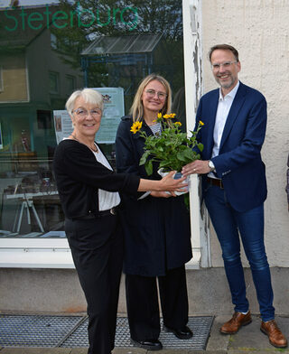 Stadtbaurat Michael Tacke wünscht Petra Behrens-Schröter, Beauftragte der Diakonie (links) und Lisa Nieße, Inhaberin von plan zwei viel Erfolg für die neue Kooperation.