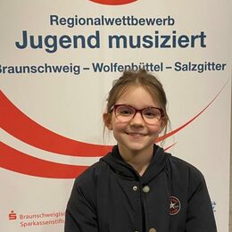 Matilda Plaschke freut sich über ihre erfolgreiche Teilnahme bei Jugend musiziert.