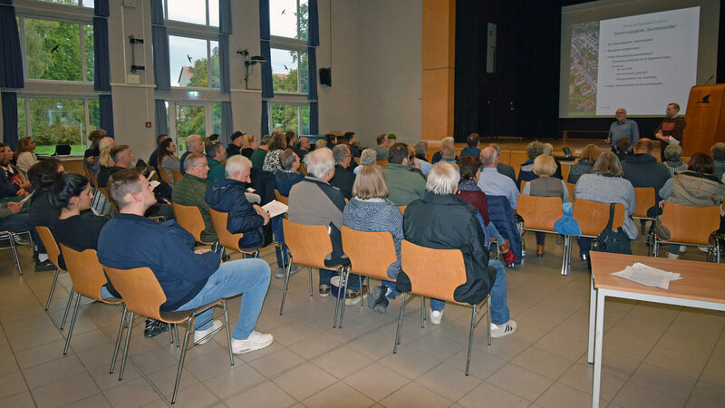 Andreas Bittner, Leiter des Referats Stadtumbau und Soziale Stadt, und Sebastian Henschel, Ansprechpartner für das Sanierungsgebiet „Swindonstraße“ (vorn stehend von links) informierten die Eigentümerinnen und Eigentümer über die Fördermöglichkeiten im Sanierungsgebiet Swindonstraße.