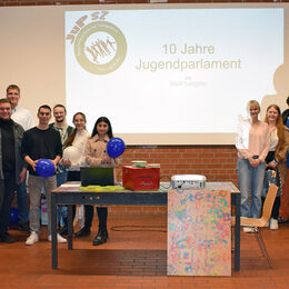 Feierten den zehnten Geburtstag des Jugendparlaments (von links): Marco Schmitz, Fachdienstleiter Kinder, Jugend und Familie der Stadt Salzgitter, Christian Striese, Zweiter Bürgermeister der Stadt Salzgitter, Stadtrat Dr. Dirk Härdrich, Moritz Panning, Geschäftsführer des Jugendparlaments, Erik Maaß, Sprecher des Jugendparlaments, Tom Ludwig, Schriftführer des Jugendparlaments sowie ein Teil der Mitglieder des Jugendparlaments und der Gäste.