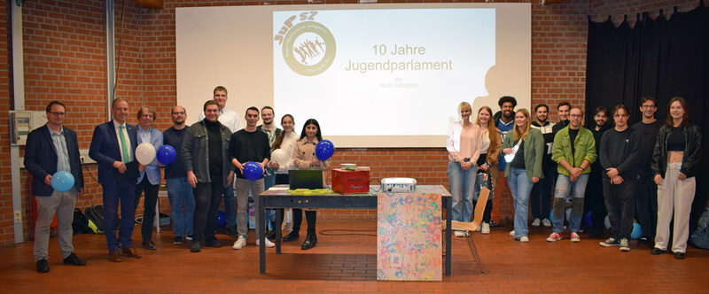 Feierten den zehnten Geburtstag des Jugendparlaments (von links): Marco Schmitz, Fachdienstleiter Kinder, Jugend und Familie der Stadt Salzgitter, Christian Striese, Zweiter Bürgermeister der Stadt Salzgitter, Stadtrat Dr. Dirk Härdrich, Moritz Panning, Geschäftsführer des Jugendparlaments, Erik Maaß, Sprecher des Jugendparlaments, Tom Ludwig, Schriftführer des Jugendparlaments sowie ein Teil der Mitglieder des Jugendparlaments und der Gäste.