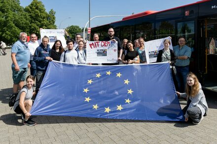 Die Jugendlichen und die Expertinnen und Experten, die sich zum Austausch über die Europawahl auf die gemeinsame Bustour gemacht haben.