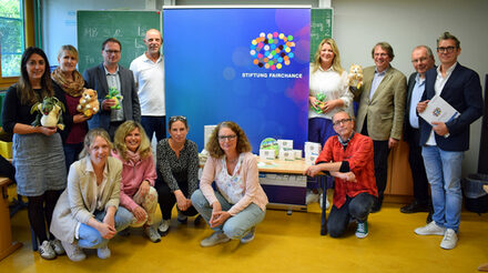 Stellten das MITsprache-Programm bei der Auftaktveranstaltung vor: Stadtrat Dr. Dirk Härdrich (3. von rechts), Alexander Wolf von der Stiftung Fairchance (rechts), die Leiterinnen der teilnehmenden Grundschulen und die Vertreter/innen der Träger der teilnehmenden Familienzentren/Kitas/Lern- und Spielgruppen.