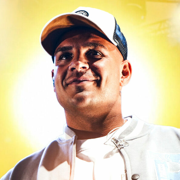 Pietro Lombardi mit Baseballkappe vor einem gelben Hintergrund.