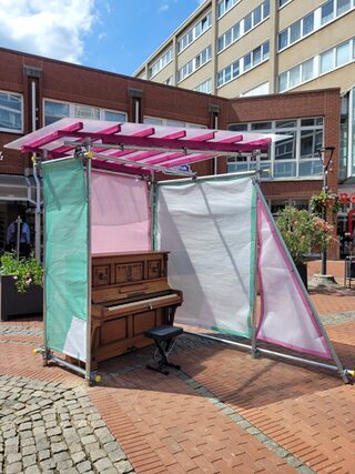 Das Bild zeigt ein in der Lebenstedter Innenstadt aufgestelltes Klavier.