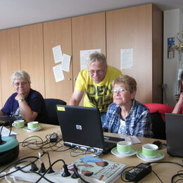 Symbolbild: Salzgitteraner Seniorinnen und Senioren bei einem Computerseminar.