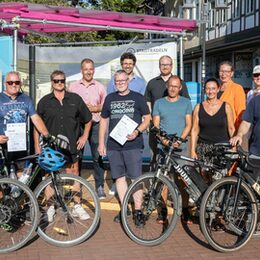 hinten von links: Zweiter Bürgermeister Christian Striese, Dr. Björn Gläser, Sebastian Vogt, Nicole Mölling, Daniela Happ mit (vorne) der Gewinnerin und den Gewinnern des STADTRADELN Salzgitter.