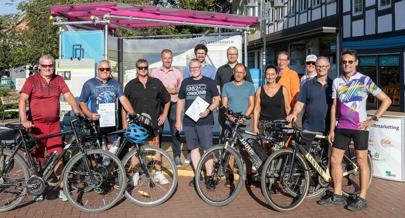 hinten von links: Zweiter Bürgermeister Christian Striese, Dr. Björn Gläser, Sebastian Vogt, Nicole Mölling, Daniela Happ mit (vorne) der Gewinnerin und den Gewinnern des STADTRADELN Salzgitter.