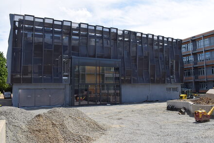 Westansicht der Aula Fredenberg.