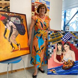 Die Künstlerin Annette Bindernagel mit Bildern ihrer beiden Ausstellungen.