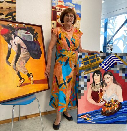 Die Künstlerin Annette Bindernagel mit Bildern ihrer beiden Ausstellungen.