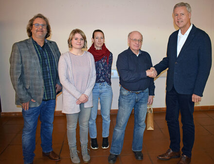 Jan Erik Bohling, Stadtrat für Kultur, Wirtschaft und Digitales (rechts) bedankt sich bei Thomas Löser für sein 30-jähriges Engagement als Ortsheimatpfleger in Salzgitter-Bad. Dem Dank schlossen sich an (von links): Hartmut Schölch, Fachdienstleiter Kultur der Stadt Salzgitter, Ann-Kathrin Möhle, im Stadtarchiv für die Ortsheimatpflegerinnen und Ortsheimatpfleger verantwortlich, und Katrin Helm, Leiterin des Stadtarchivs.