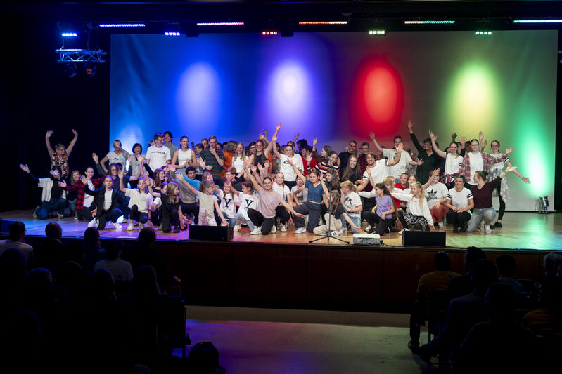 Treten in der Aula Fredenberg auf: Formationen der Tanzschule Kwiatkowski.
