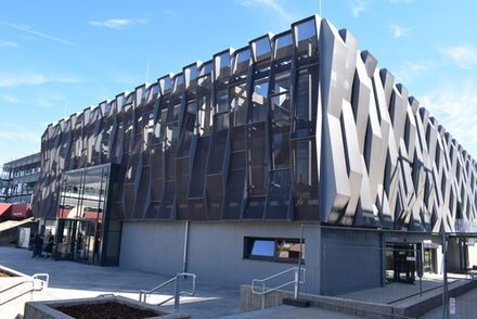 Außenansicht der Aula Fredenberg