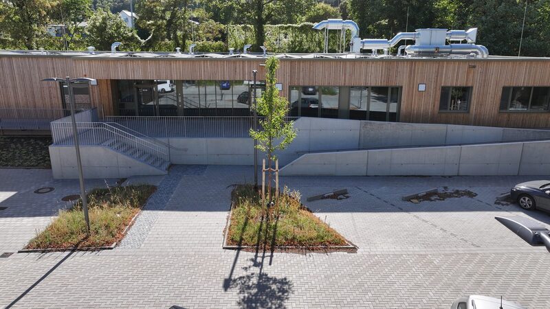 Das Gebäude ist zeitgemäß und klimaschonend konzipiert. Es verfügt über eine PV-Anlage und eine Wärmepumpe nach neustem Stand der Technik.