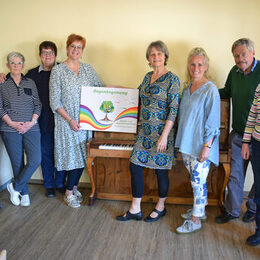 Spendenübergabe für einen guten Zweck (von links): Hartmut Schölch, Fachdienstleiter Kultur der Stadt Salzgitter, Angelika Fiegen, Mitglied des Vorstandes; Carmen Schlechtweg und Ines Bähr-Vogt von der Kinder- und Jugendtrauerarbeit der Hospiz-Initiative (HIS); Sabine Petter, Leiterin der Musikschule der Stadt Salzgitter; Christine Fritsche, Koordinatorin der HIS; Heribert Pietschmann, 1. Vorsitzender der Hospiz-Initiative und Stefanie Hiller, Dozentin in der Musikschule.