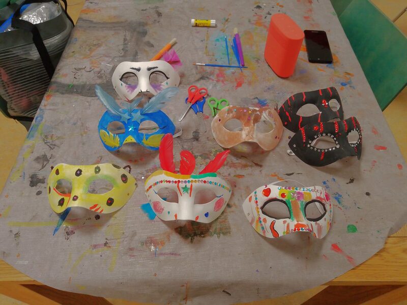 Die Kinder erstellten im KJT Graffiti farbenfrohe Masken.