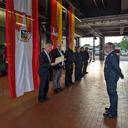 Oberbürgermeister Frank Klingebiel überreicht Ehrennadeln