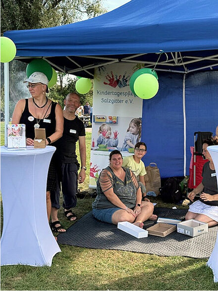 Die Mitglieder des Vereins Kindertagespflege Salzgitter an ihrem Stand bei „Salzgitter spielt“ am Salzgittersee