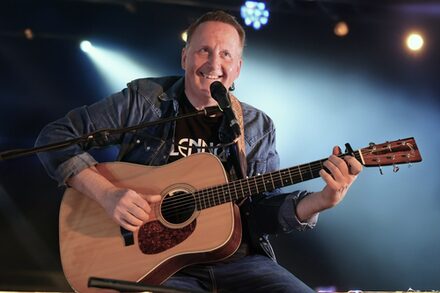 Sänger und Liedermacher Volkwin Müller an der Gitarre.