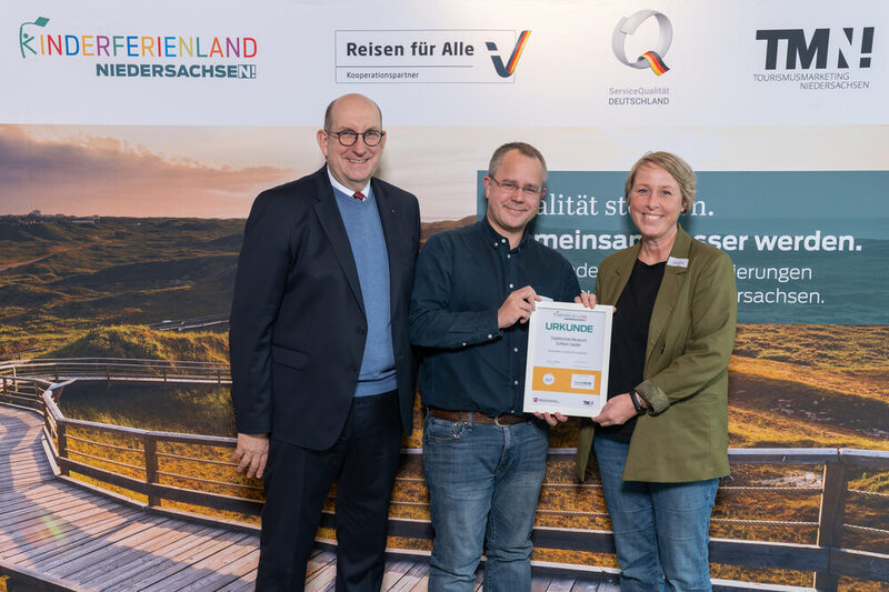 Freuen sich mit Staatssekretär Matthias Wunderling-Weilbier (links) über die Auszeichnung: Museumsleiter Arne Homann (Mitte) und Museumspädagogin Antje Ahrens (rechts).