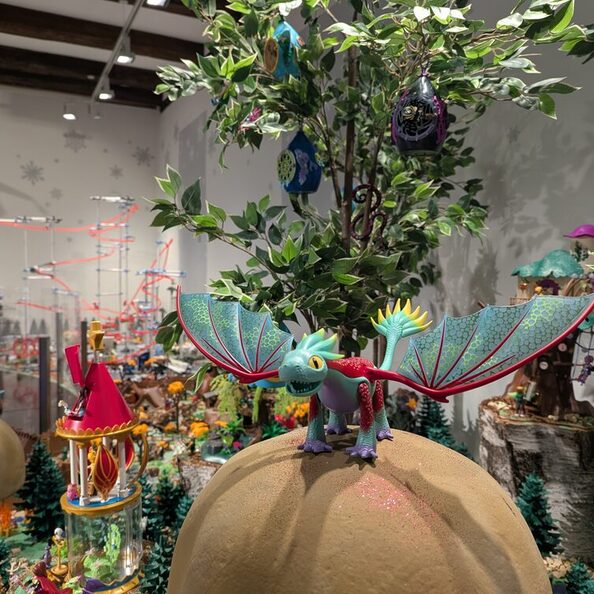 Szene aus dem Feenwald, im Hintergrund die „Stadt der Zukunft“.