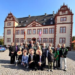 Gruppenbild der gekrönten Stadtköniginnen und Stadtkönige zusammen mit Oberbürgermeister Frank Klingebiel