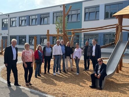 OB Frank Klingebiel, Rektorin Jasmin Volkmann und Vertretungen von Verwaltung und Schule.