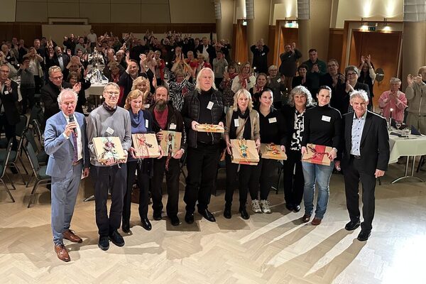 Die Ehrenamtlichen des Arbeitskreises Stadtgeschichte e.V. mit Oberbürgermeister Frank Klingebiel, Annette Schudrowitz (Geschäftsführung Bäder, Sport und Freizeit Salzgitter GmbH) und Clemens Löcke, der als Moderator durch die Veranstaltung führte.